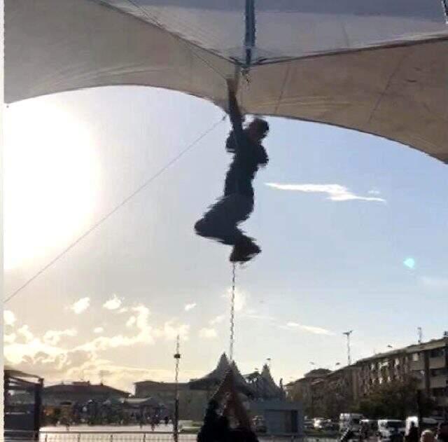 Pazar çadırını uçmasın diye tuttu ama kendisi uçtu