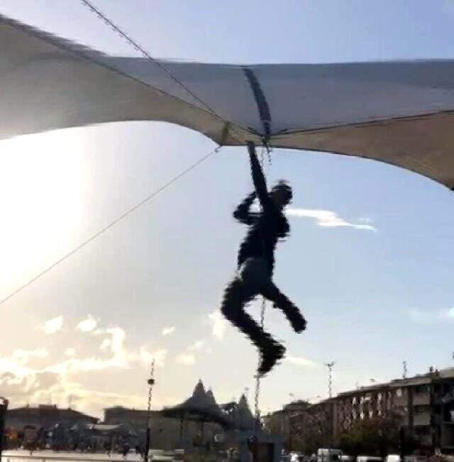 Pazar çadırını uçmasın diye tuttu ama kendisi uçtu