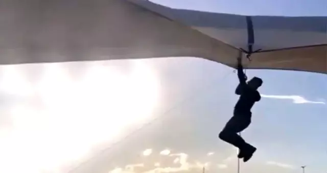 Pazarcı, havalanan çadırını uçmasın diye tutarken kendisi uçtu
