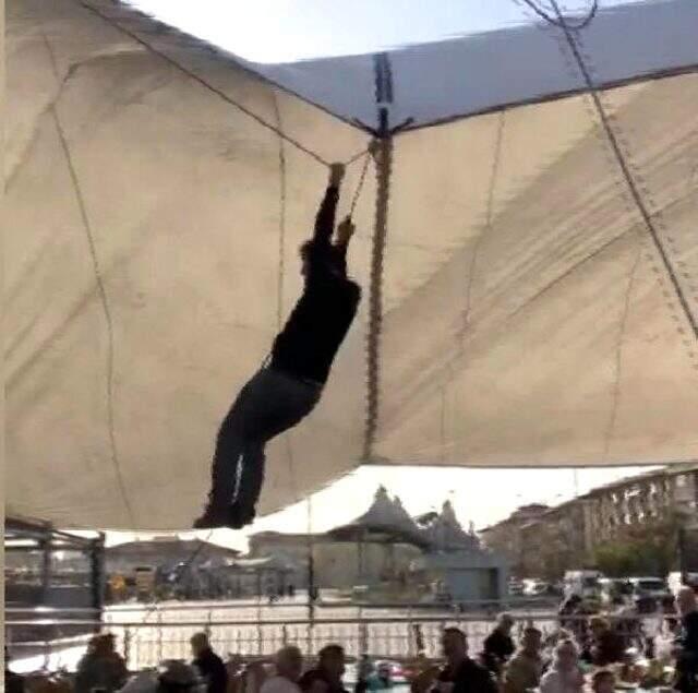 Pazarcı, havalanan pazar çadırını uçmasın diye tutarken kendisi uçtu