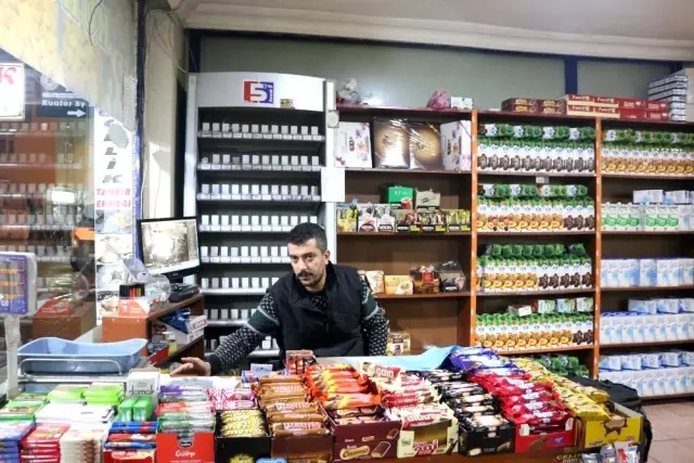Siirt'te hırsızların marketten sigara çaldığı anlar kamerada