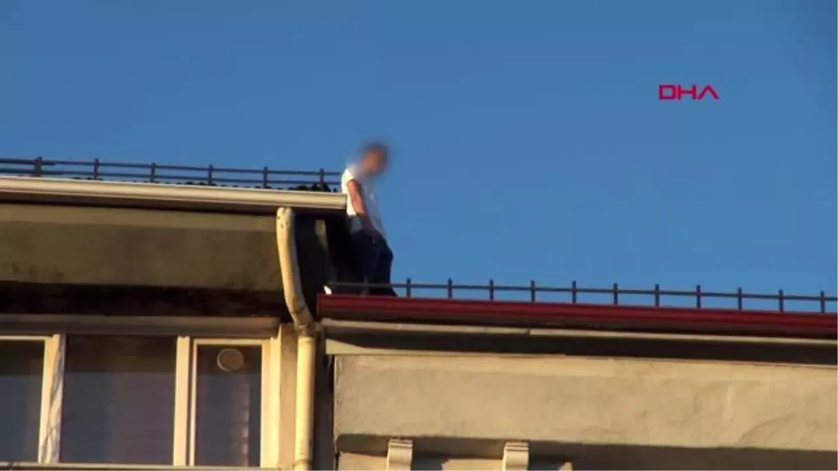 Sivas intihar için çatıya çıktı, meraklılar o anları kameraya kaydetti