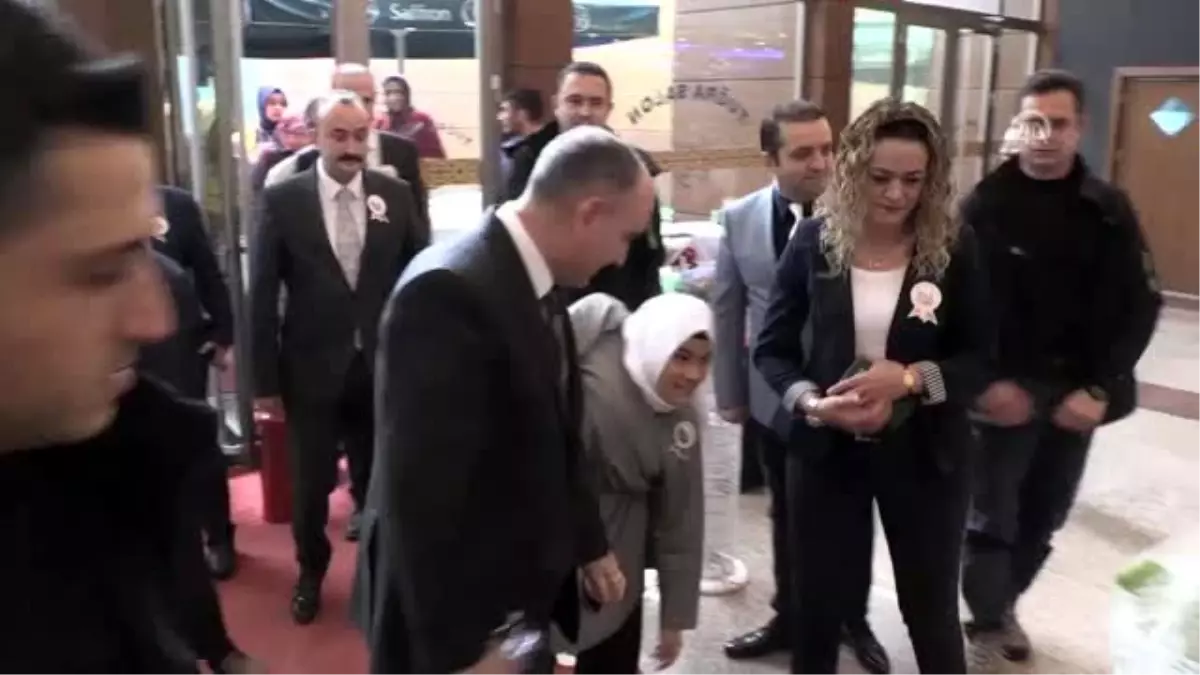 Siyam ikizleri üniversiteli olmanın mutluluğunu yaşıyor