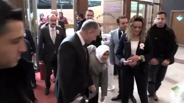 Siyam ikizleri üniversiteli olmanın mutluluğunu yaşıyor Siyam ikizleri üniversiteli olmanın mutluluğunu yaşıyor