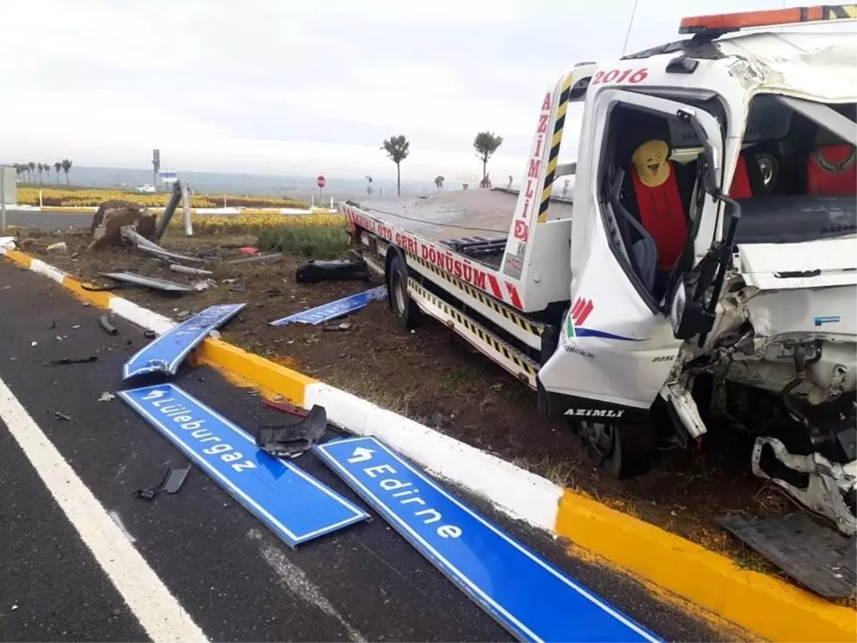 Trafik levhasını parçaladı