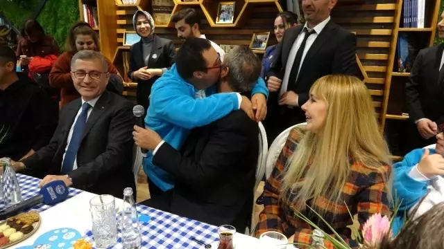Üsküdar'da ikinci Tebessüm Kahvesinin açılışına yıldız yağmuru Üsküdar'da ikinci Tebessüm Kahvesinin açılışına yıldız yağmuru