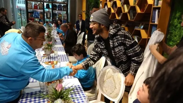 Üsküdar'da ikinci Tebessüm Kahvesinin açılışına yıldız yağmuru Üsküdar'da ikinci Tebessüm Kahvesinin açılışına yıldız yağmuru