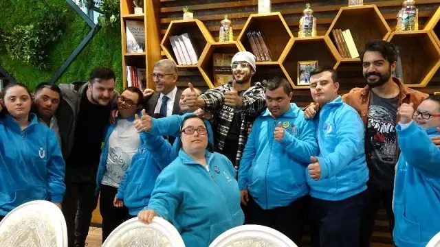 Üsküdar'da ikinci Tebessüm Kahvesinin açılışına yıldız yağmuru Üsküdar'da ikinci Tebessüm Kahvesinin açılışına yıldız yağmuru