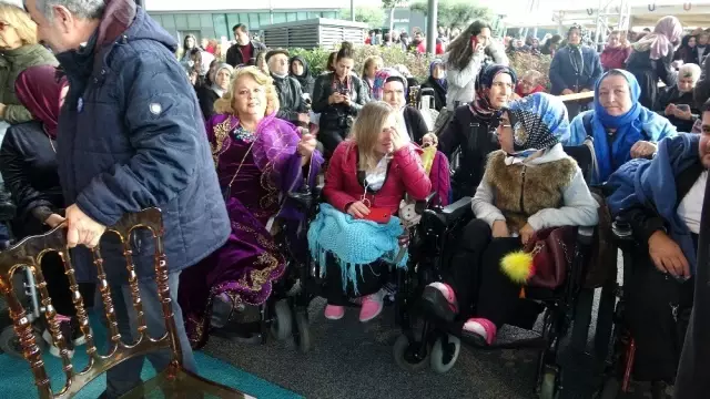 Üsküdar'da ikinci Tebessüm Kahvesinin açılışına yıldız yağmuru Üsküdar'da ikinci Tebessüm Kahvesinin açılışına yıldız yağmuru