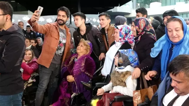 Üsküdar'da ikinci Tebessüm Kahvesinin açılışına yıldız yağmuru Üsküdar'da ikinci Tebessüm Kahvesinin açılışına yıldız yağmuru