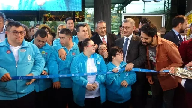 Üsküdar'da ikinci Tebessüm Kahvesinin açılışına yıldız yağmuru Üsküdar'da ikinci Tebessüm Kahvesinin açılışına yıldız yağmuru