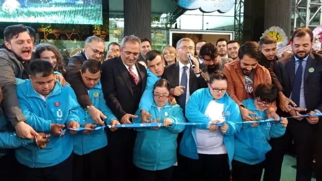 Üsküdar'da ikinci Tebessüm Kahvesinin açılışına yıldız yağmuru Üsküdar'da ikinci Tebessüm Kahvesinin açılışına yıldız yağmuru