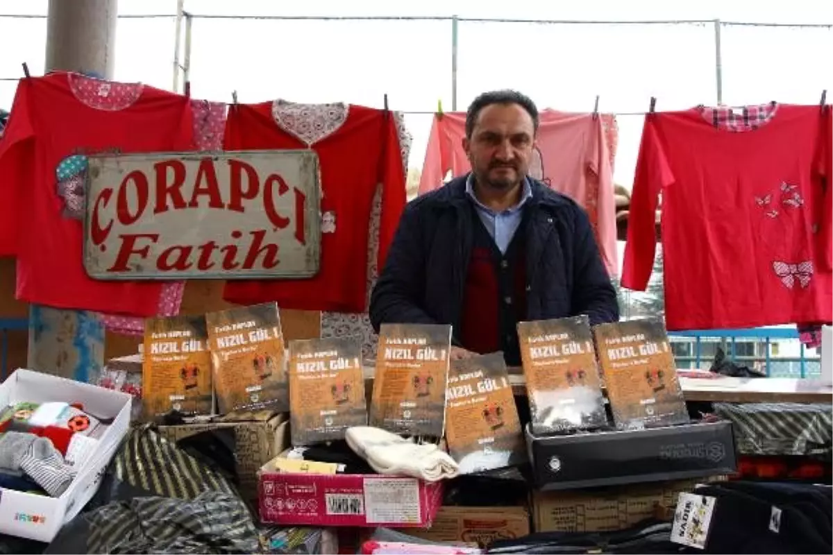 Yazdığı romanı, pazar tezgahında imzalıyor