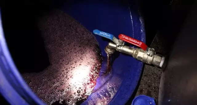 Yılbaşı öncesi piyasaya sürülmek üzere hazırlanan 1700 litre sahte içki ele geçirildi