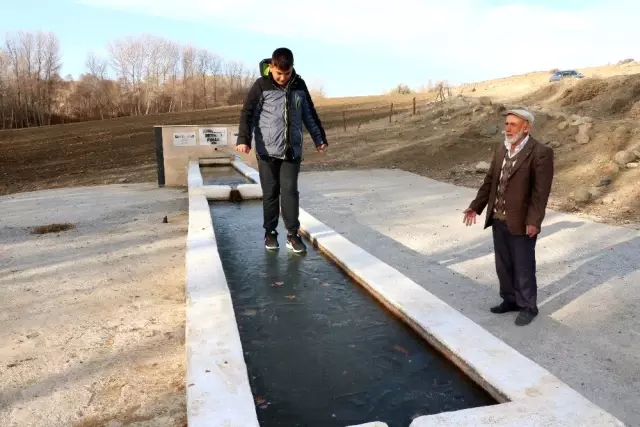 Yozgat'ta soğuk hava araç camlarını ve çeşmeleri dondurdu