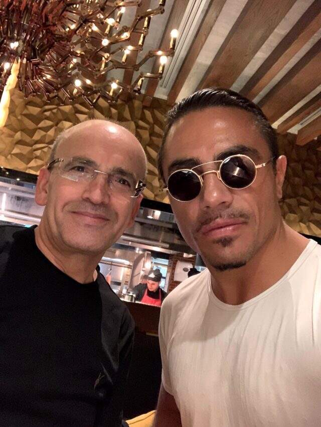 Adı Babacan'ın partisiyle anılan Mehmet Şimşek, Doha'da Nusret'le çektirdiği fotoğrafı paylaştı