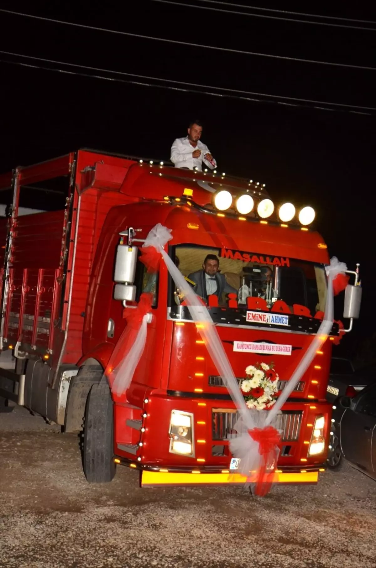 Antalya'da gelin ve damata 'kamyondan gelin arabası' sürprizi