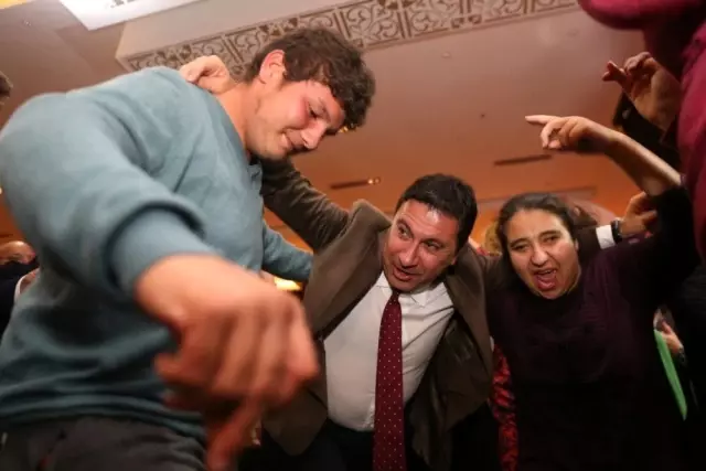 Başkan Aras engellilerle birlikte halay çekti