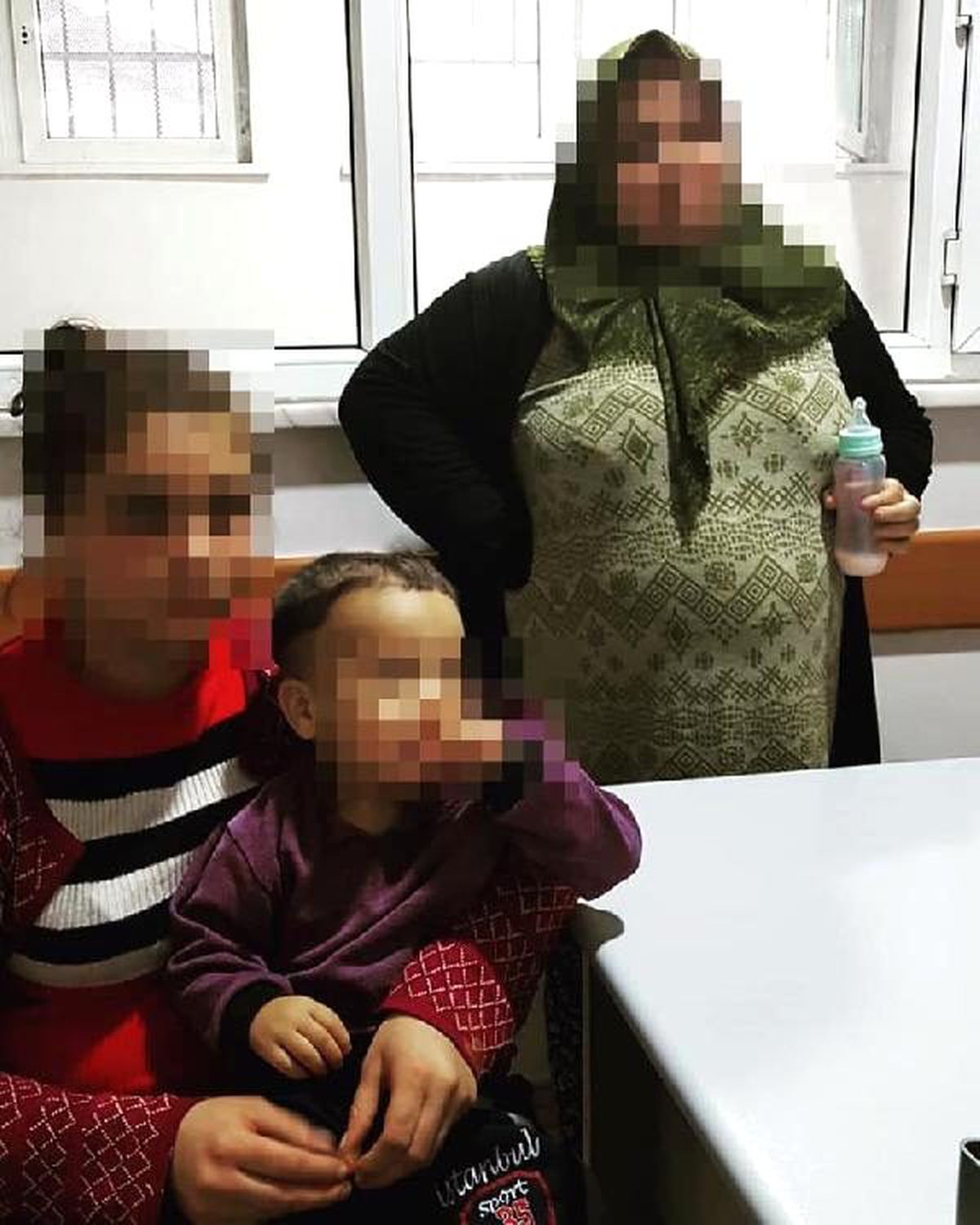 1 yaşındaki çocuğun yanında sigara içip video çekilmesi ihbar kabul edildi: 6 kişi gözaltında