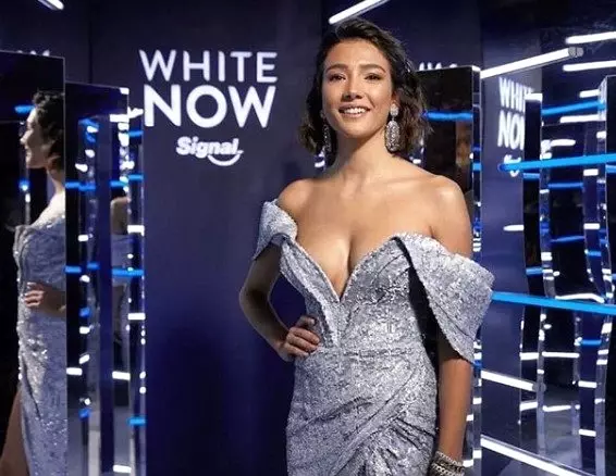Aybüke, derin göğüs ve bacak dekoltesiyle ödül töreninde göz kamaştırdı Aybüke, derin göğüs ve bacak dekoltesiyle ödül töreninde göz kamaştırdı