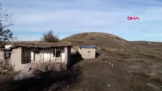 Diyarbakır altın dedikodusunu duyan defineciler tepeyi köstebek yuvasına çevirdi - Diyarbakır altın dedikodusunu duyan defineciler tepeyi köstebek yuvasına çevirdi -