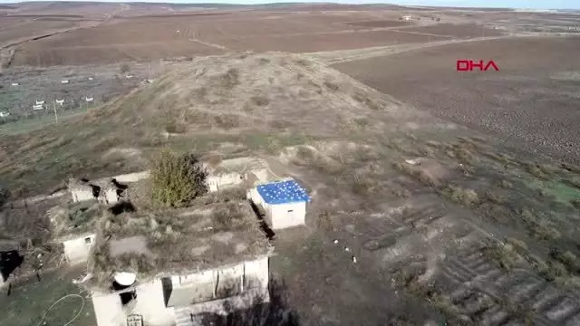 Diyarbakır altın dedikodusunu duyan defineciler tepeyi köstebek yuvasına çevirdi - Diyarbakır altın dedikodusunu duyan defineciler tepeyi köstebek yuvasına çevirdi -