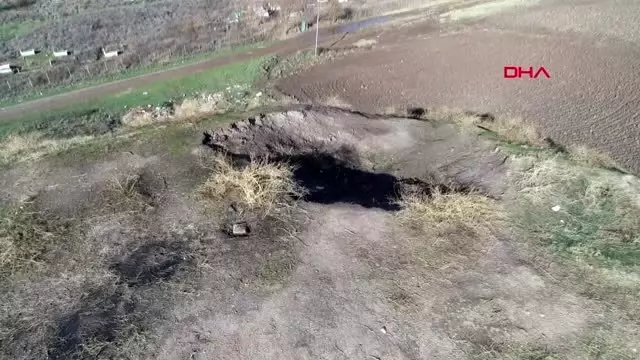 Diyarbakır altın dedikodusunu duyan defineciler tepeyi köstebek yuvasına çevirdi - Diyarbakır altın dedikodusunu duyan defineciler tepeyi köstebek yuvasına çevirdi -