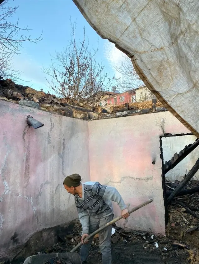 Doğanşehir Belediye Başkanı Vahap Küçük, evi yanan vatandaşı ziyaret