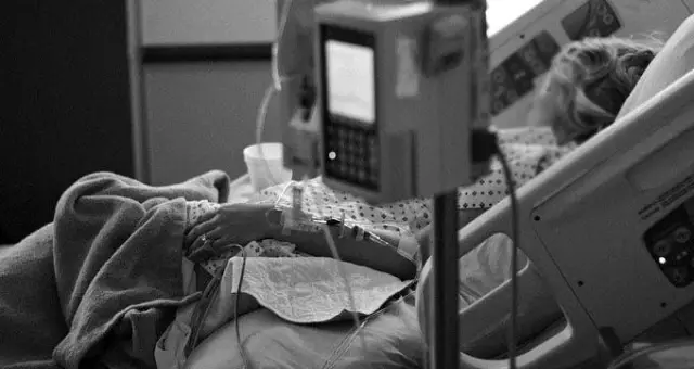 Doktorun, estetik operasyon yaptığı hastalarının fotoğraflarını servis ettiği iddiası Zonguldak'ı karıştırdı