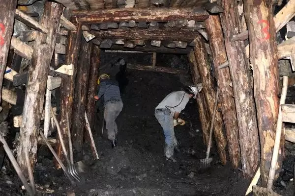 Dünya Madenciler Günü'nde yerin altında mesai.