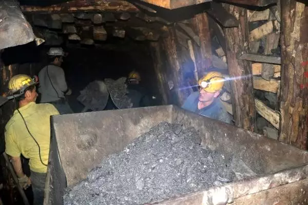 Dünya Madenciler Günü'nde yerin altında mesai.