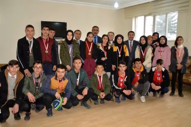 Eleşkirt'te Masa Tenisi Turnuvasında dereceye giren sporculara madalya verildi Eleşkirt'te Masa Tenisi Turnuvasında dereceye giren sporculara madalya verildi