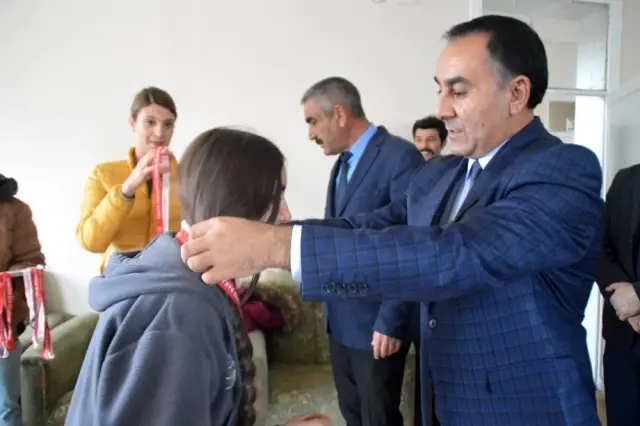 Eleşkirt'te Masa Tenisi Turnuvasında dereceye giren sporculara madalya verildi Eleşkirt'te Masa Tenisi Turnuvasında dereceye giren sporculara madalya verildi