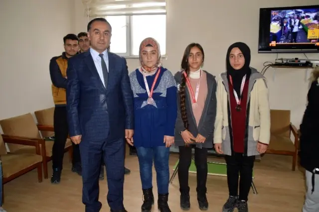 Eleşkirt'te Masa Tenisi Turnuvasında dereceye giren sporculara madalya verildi Eleşkirt'te Masa Tenisi Turnuvasında dereceye giren sporculara madalya verildi