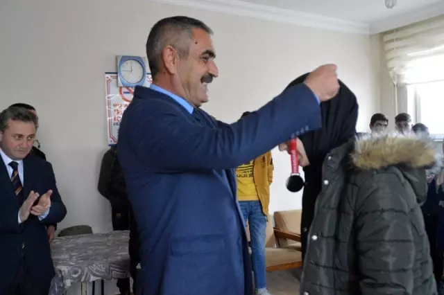 Eleşkirt'te Masa Tenisi Turnuvasında dereceye giren sporculara madalya verildi Eleşkirt'te Masa Tenisi Turnuvasında dereceye giren sporculara madalya verildi