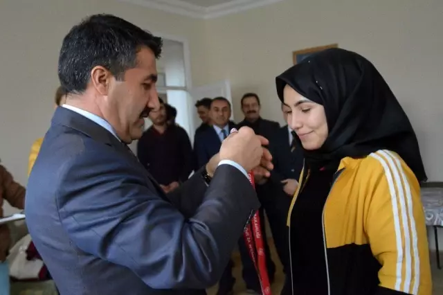 Eleşkirt'te Masa Tenisi Turnuvasında dereceye giren sporculara madalya verildi Eleşkirt'te Masa Tenisi Turnuvasında dereceye giren sporculara madalya verildi