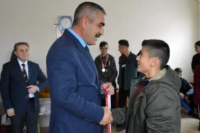 Eleşkirt'te Masa Tenisi Turnuvasında dereceye giren sporculara madalya verildi Eleşkirt'te Masa Tenisi Turnuvasında dereceye giren sporculara madalya verildi