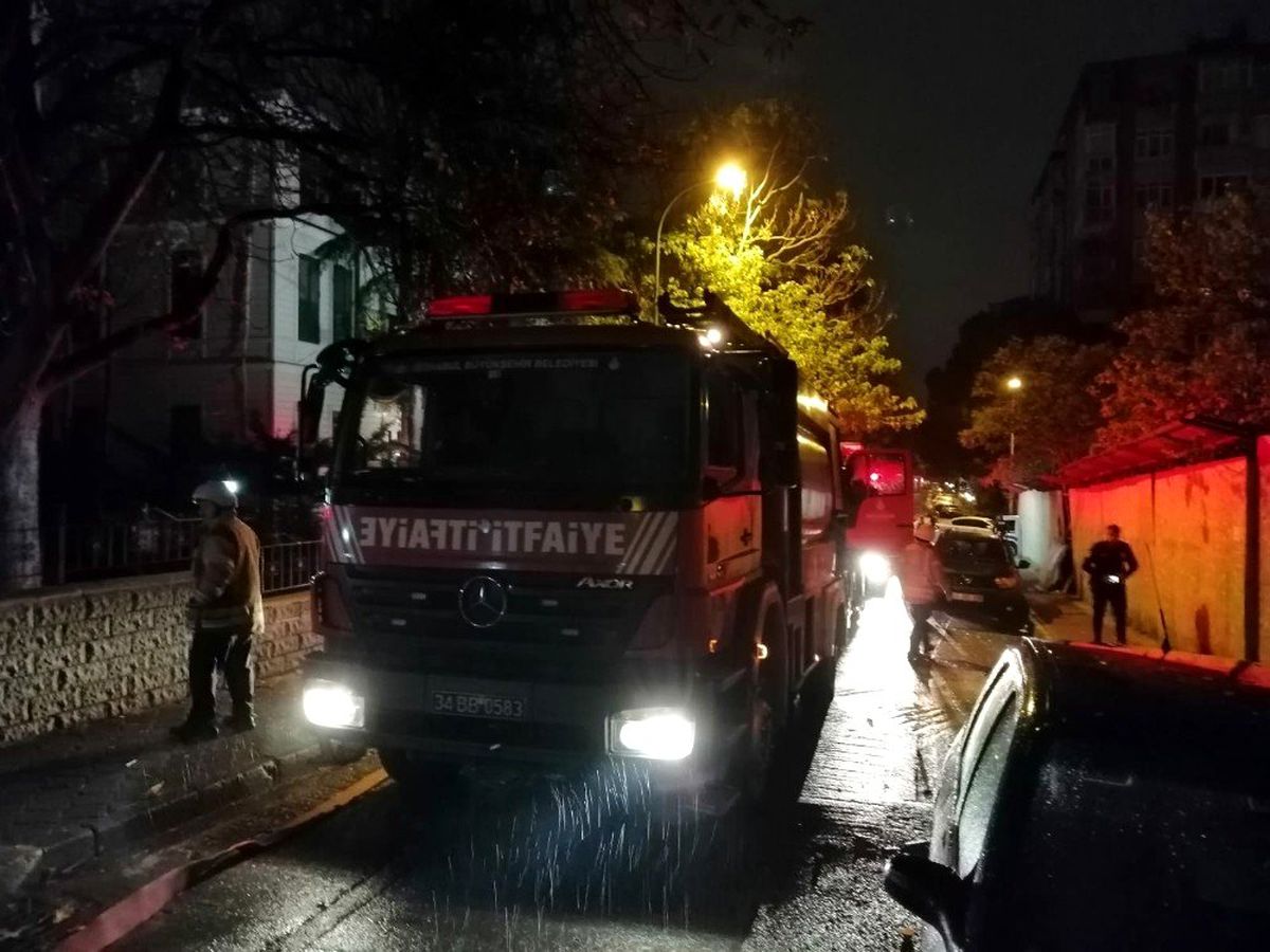 Erenköy'de 8 katlı apartmanda korkutan yangın