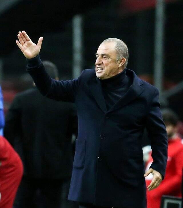 Fatih Terim yedek kulübesinde çılgına döndü!
