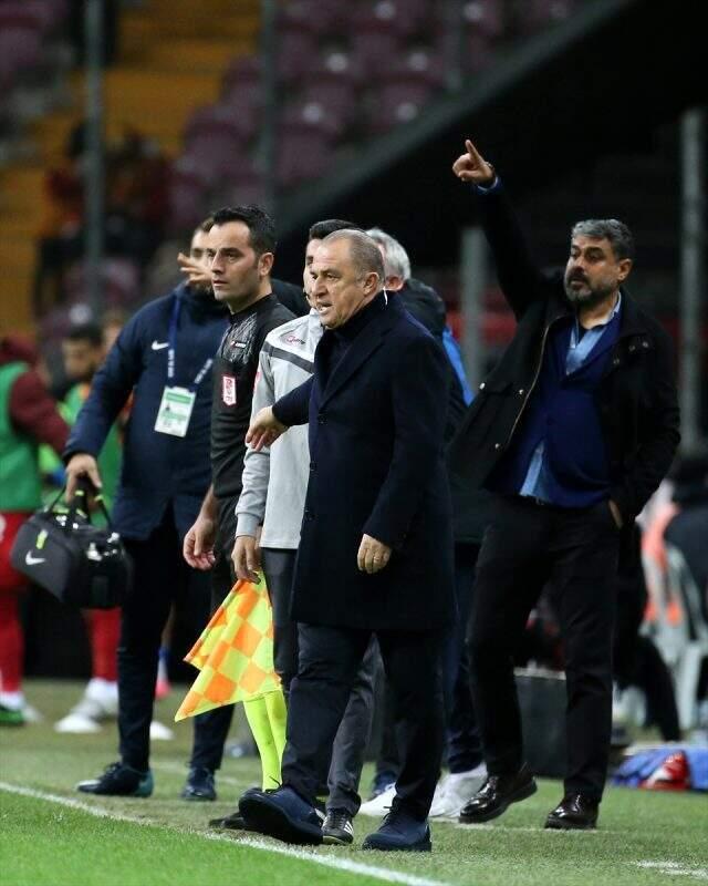 Fatih Terim yedek kulübesinde çılgına döndü!