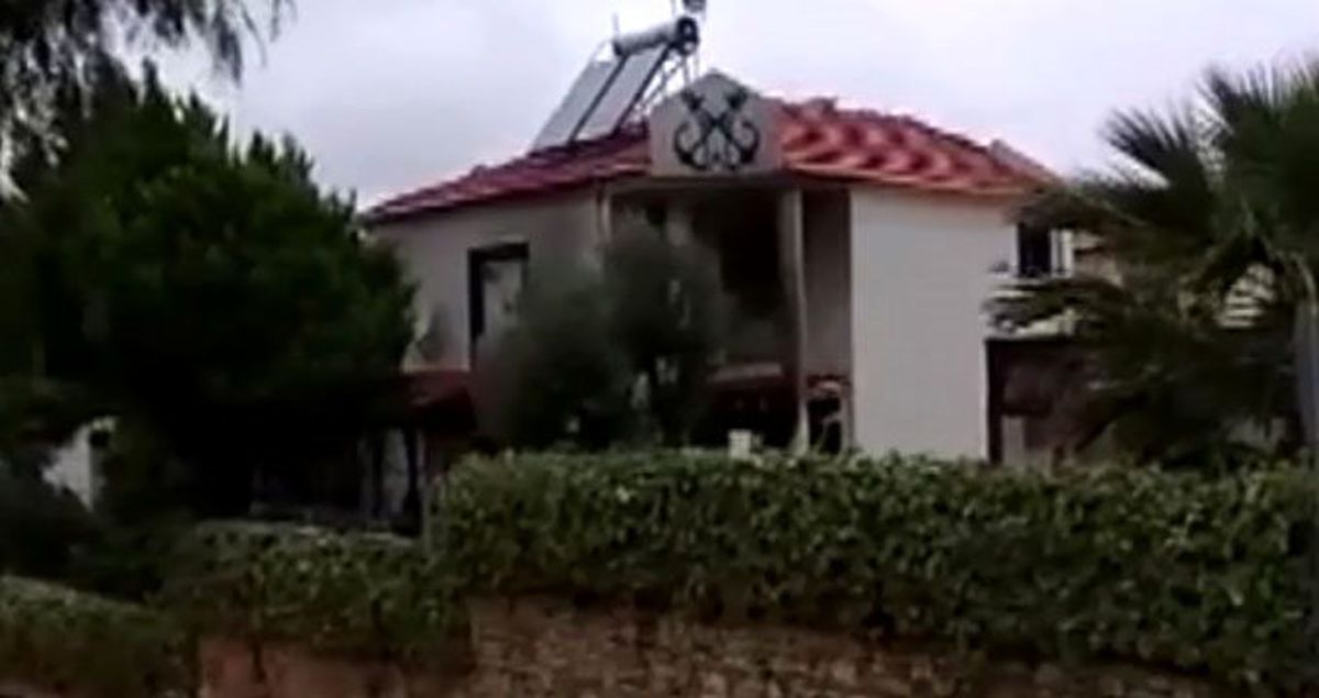 Foça'da çıkan yangında aynı aileden 2 kişi öldü