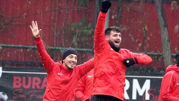 G.Birliği, F.Bahçe hazırlıklarını sürdürdü! Yağmur altında... G.Birliği, F.Bahçe hazırlıklarını sürdürdü! Yağmur altında...