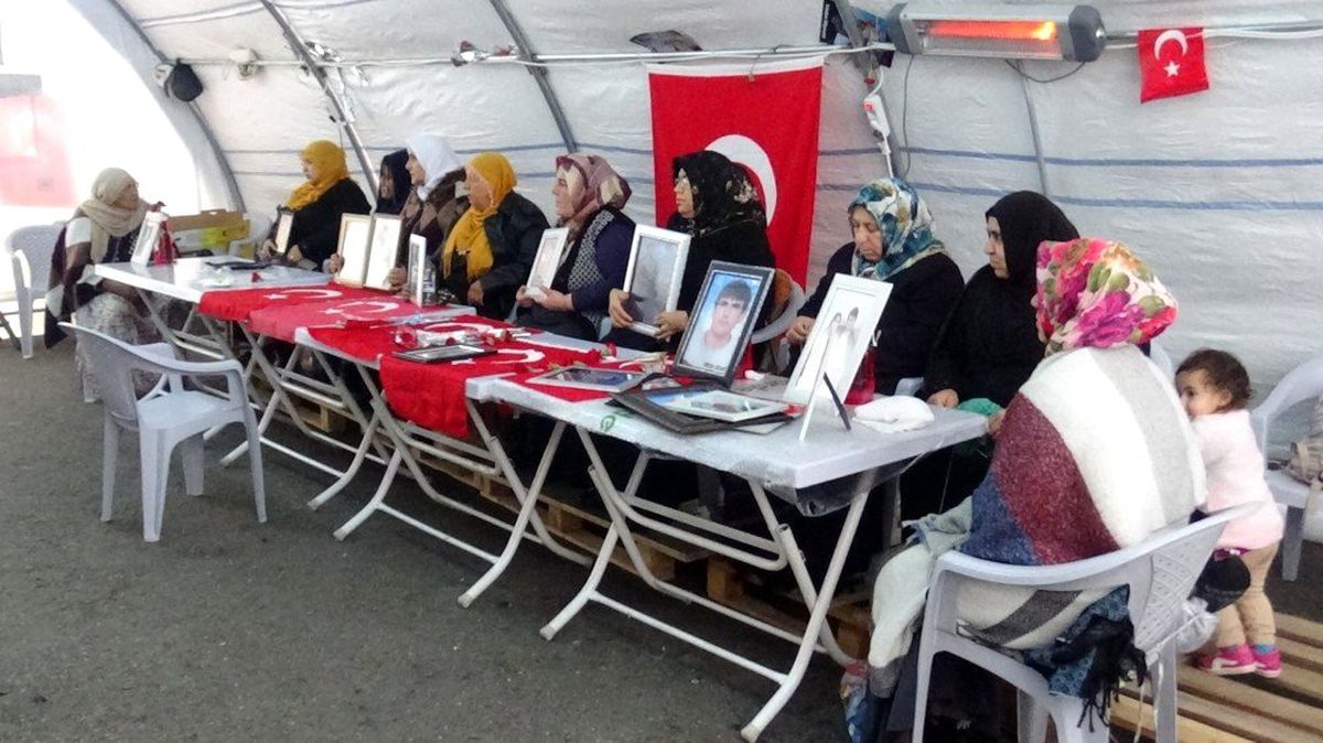 HDP önündeki ailelerin evlat nöbeti 93'üncü gününde devam ediyor