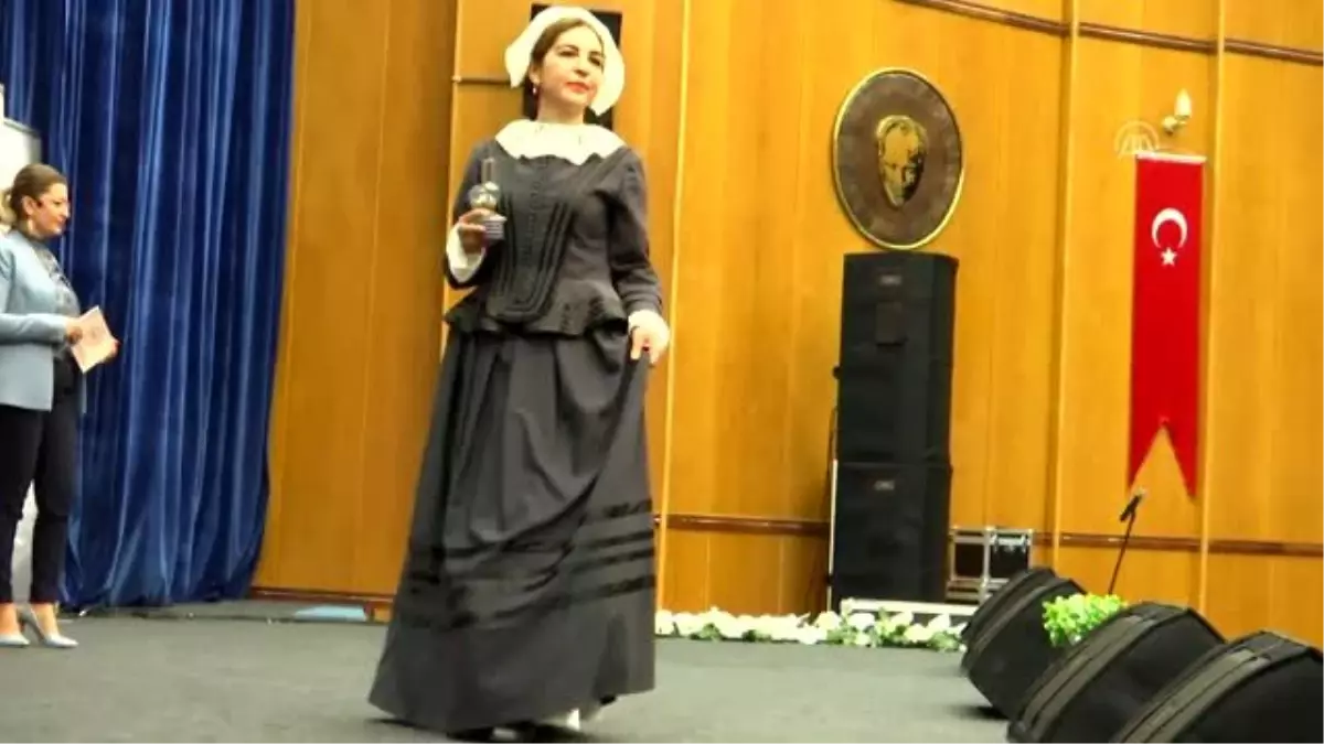 Hemşirelerden 'Geçmişten günümüze hemşire kıyafetleri' defilesi