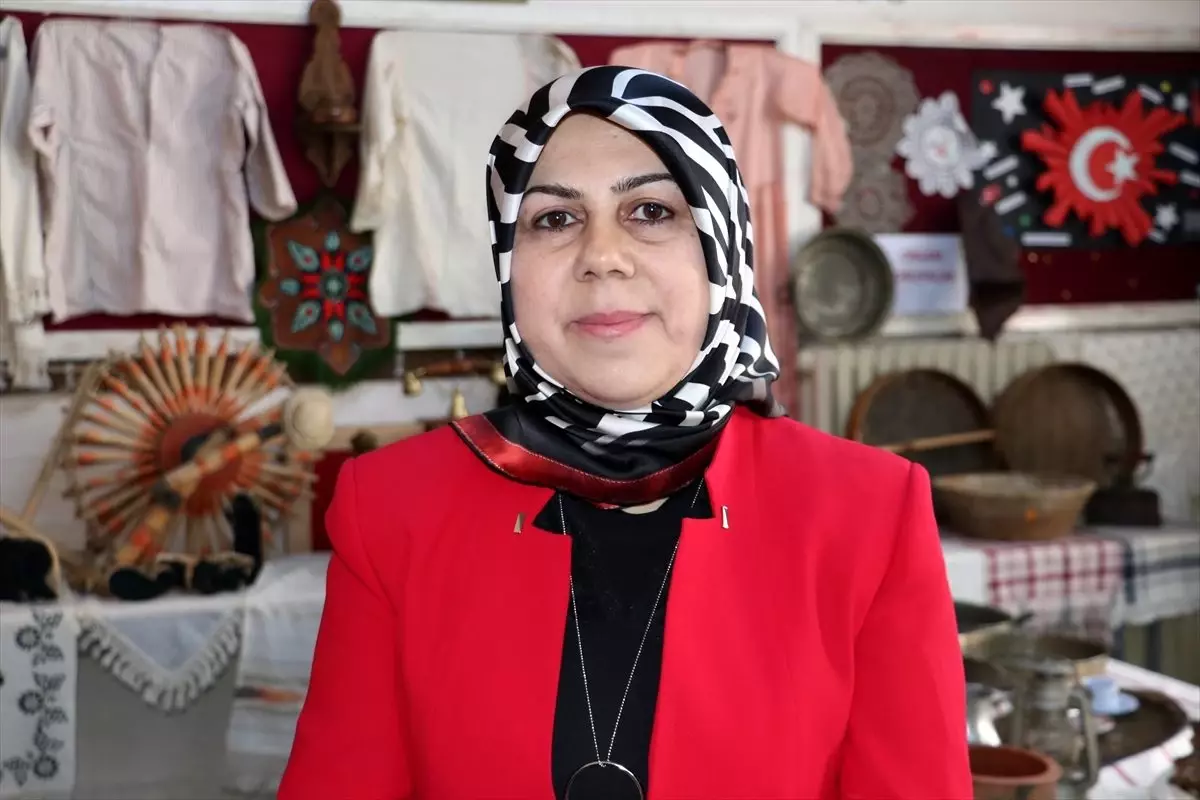 İlkokul öğrencilerinden evlerinden getirdikleri tarihi eşyalarla sınıf müzesi