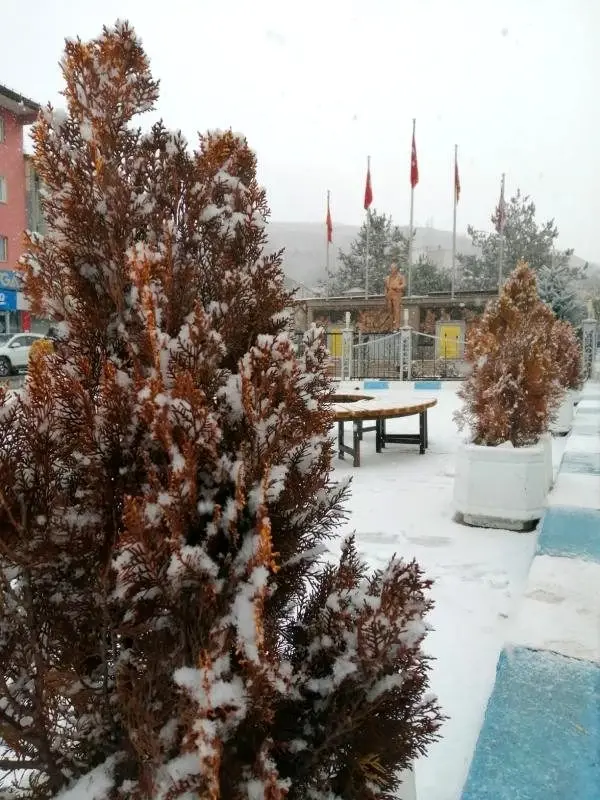 İmranlı'da kar yağışı etkili oldu İmranlı'da kar yağışı etkili oldu