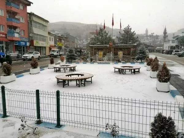 İmranlı'da kar yağışı etkili oldu İmranlı'da kar yağışı etkili oldu