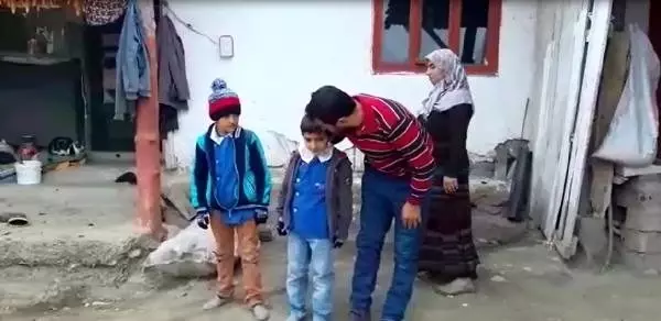 Kardeşlerin zorlu okul yolculuğu