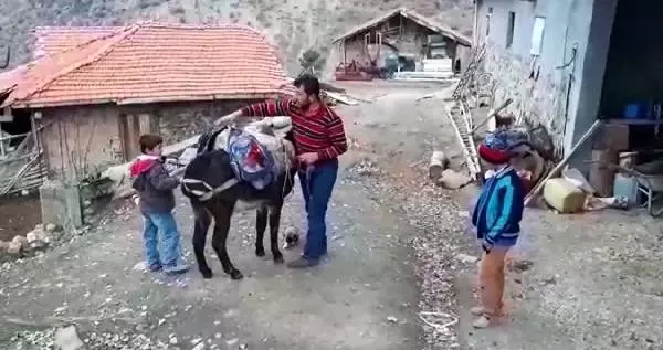 Kardeşlerin zorlu okul yolculuğu