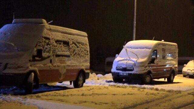 Kayıp 2 dağcıyı arayan ekipler sabahın ilk ışıklarında arama çalışmalarına yeniden başladı